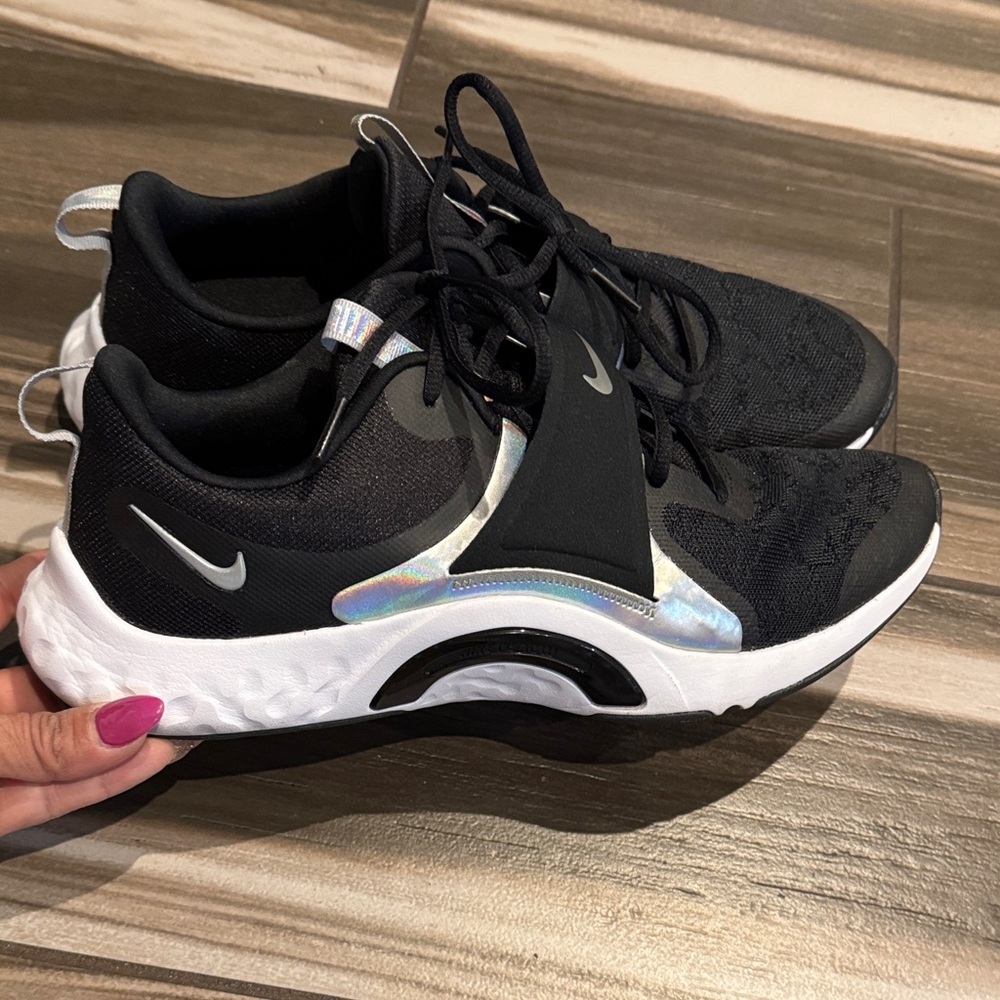 Nike Women's Black and Silver Athletic Shoes